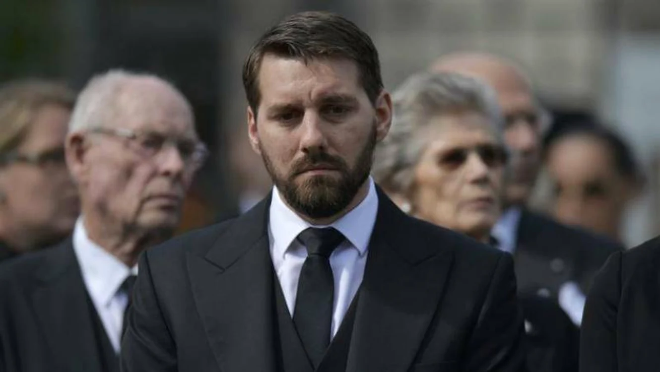Ca și la înmorântare, fostul Principe Nicolae este vizibil afectat și se cunoaște de pe chipul său că a plâns