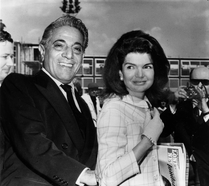 Fermecătoarea Jackie Kennedy, umilită de magnatul Aristotel Onassis. Au avut o căsnicie de coșmar timp de 7 ani 