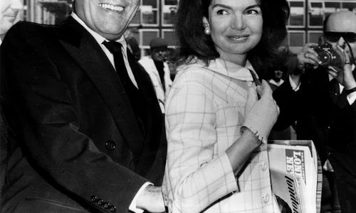 Între Jackie Kennedy și Aristotel Onassis pare să fi existat mai degrabă o înțelegere de afaceri decât o poveste de iubire jpeg