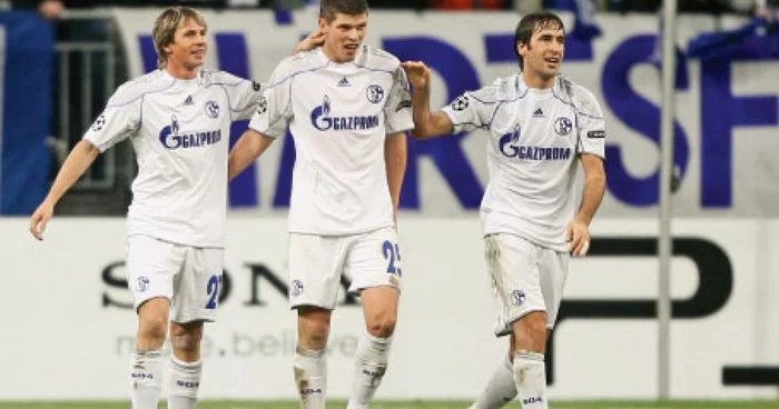 Deac (stânga) a prins cinci minute alături de Huntelaar şi Raul în meciul câştigat de Schalke cu 3-0 în faţa lui Lyon