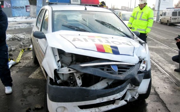 Maşina de Poliţie a fost serios avariată Foto: arhivă Adevărul