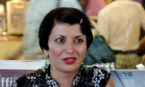 „Citesc cu adevărat doar atunci cînd traduc“ – interviu cu Iulia GORZO jpeg