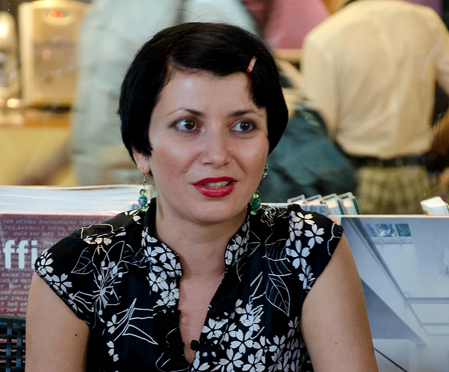 „Citesc cu adevărat doar atunci cînd traduc“ – interviu cu Iulia GORZO jpeg