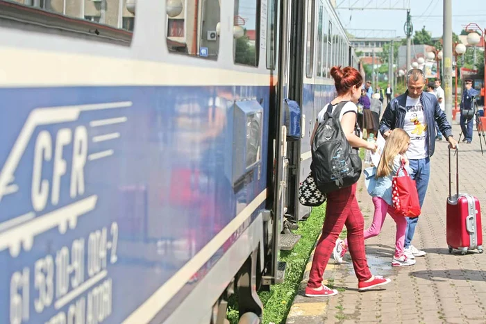 Trenurile care circulă în judeţele aflate sub avertizare de caniculă vor rula cu viteze mai mici 