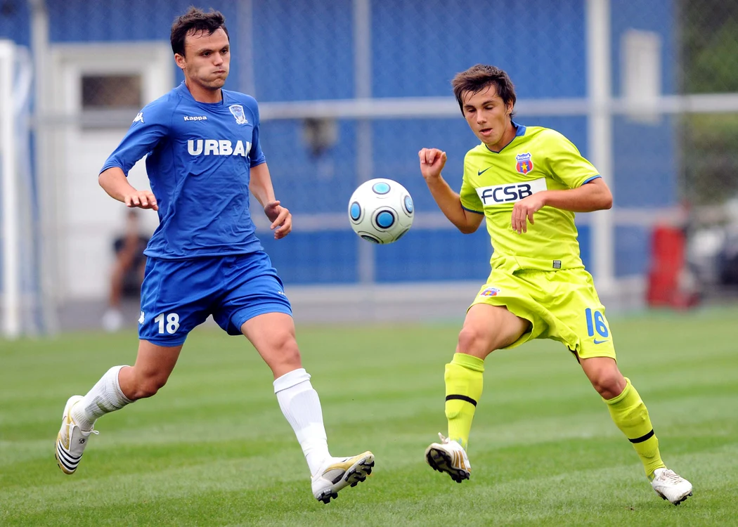 
    Florentin Matei (dreapta), la un meci pentru FCSB în 2010  