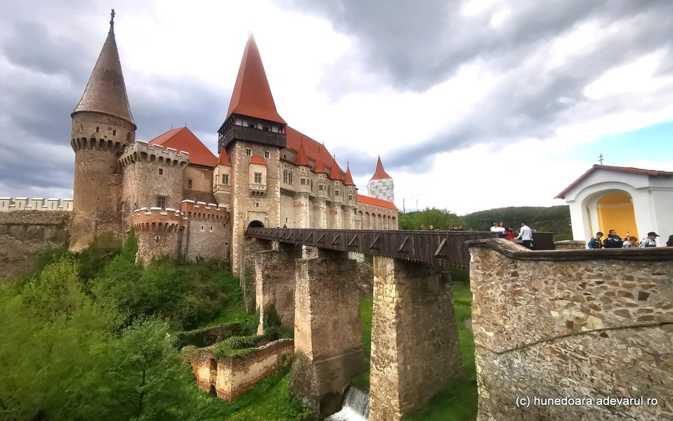 Cel mai spectaculos turn din Castelul Corvinilor își recapătă strălucirea. Are peste cinci secole VIDEO