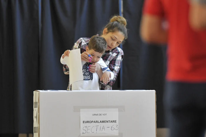 Românii au ieșit la vot încă de la primele ore ale diminețiifoto: Mediafax