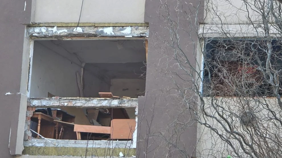 Explozie puternică într-un bloc din Buzău. 25 de apartamente, afectate de deflagrație