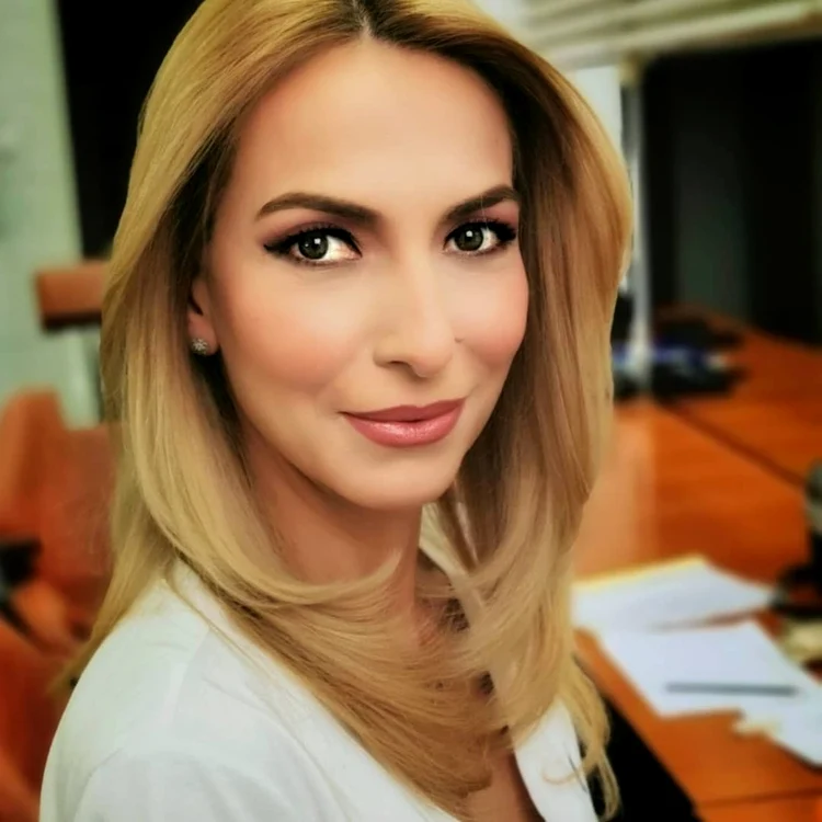
    Cristina Soare, gazda emisiunii „E vremea ta” de la TVR, este unul dintre prezentatorii tv afectați direct de pandemia cu coronavirusfoto: arhiva personală  