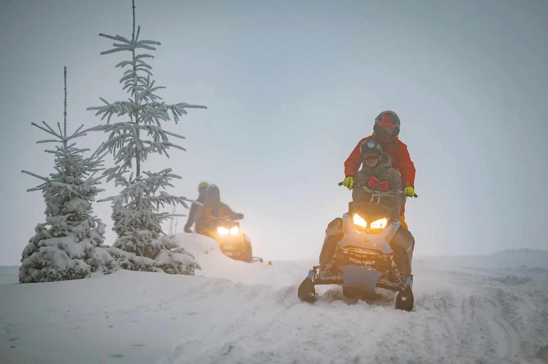 Salvamontiștii au plecat cu snowmobilele în căutarea persoanelor. FOTO Salvamont Salvaspeo Mureș