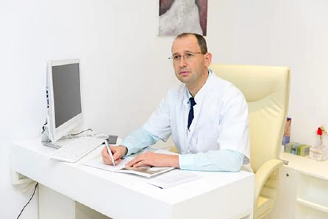 Lucian Fodor îşi împărţea activitatea între spitalul de stat şi clinica sa privată. FOTO: Arhivă personală
