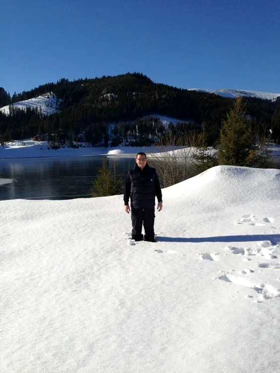 Victor Ponta, vacanţă de iarnă în Bucegi, pe o vreme rece, dar însorită. (Foto: Twitter)