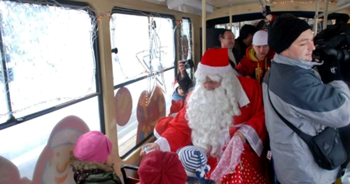 Moş Crăciun oferă daruri în autobuz FOTO Arhivă Adevărul