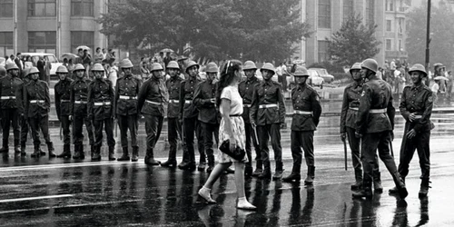 Cordon al Poliţiei în Piaţa Universităţii (iunie 1990) mineriada