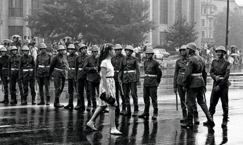Cordon al Poliţiei în Piaţa Universităţii (iunie 1990) mineriada