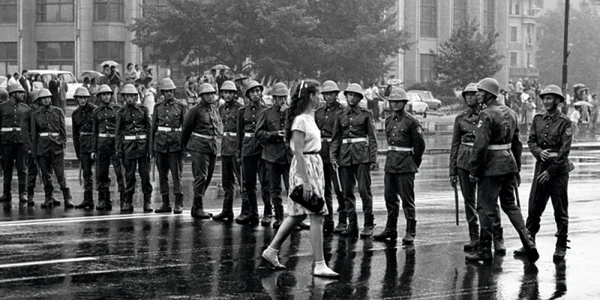 Cordon al Poliţiei în Piaţa Universităţii (iunie 1990) mineriada