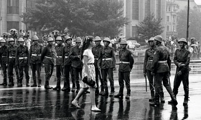 Cordon al Poliţiei în Piaţa Universităţii (iunie 1990) mineriada