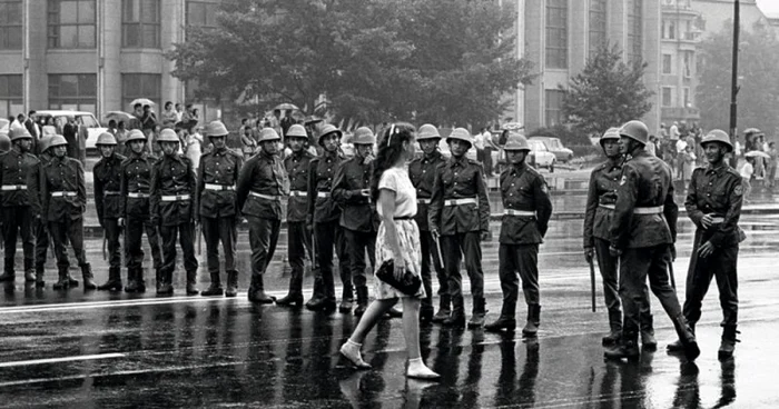 Cordon al Poliţiei în Piaţa Universităţii (iunie 1990)