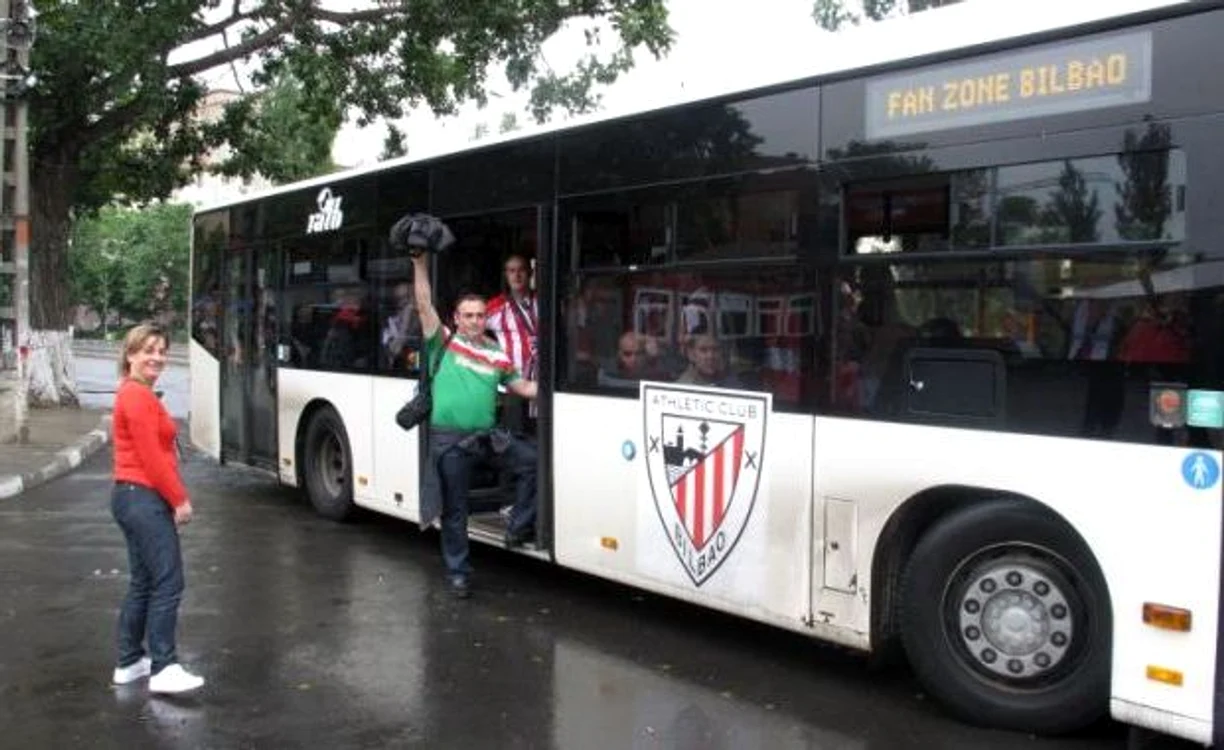 
    Fanii lui Athletic Bilbao au ajuns în apropierea Arenei Naționale * Foto: Marian Burlacu  