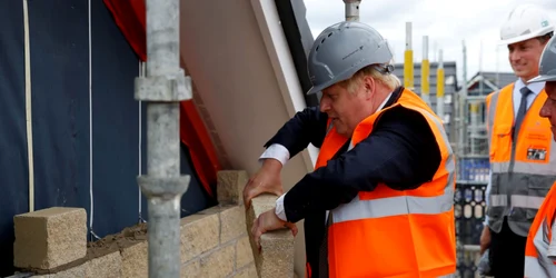 Premierul britanic Boris Johnson în vizită pe un şantier FOTO Guliver / Getty Images