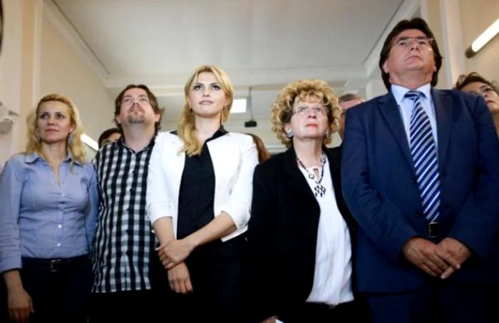 Nicolae Robu, în seara alegerilor din 2016, alături de soţie, fiică, ginere şi noră FOTO pressalert.ro