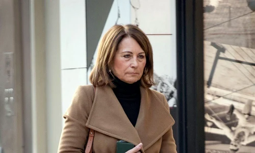 Carol Middleton a fost surprinsă ieşind dintr un magzin cu articole vestimentare  jpeg