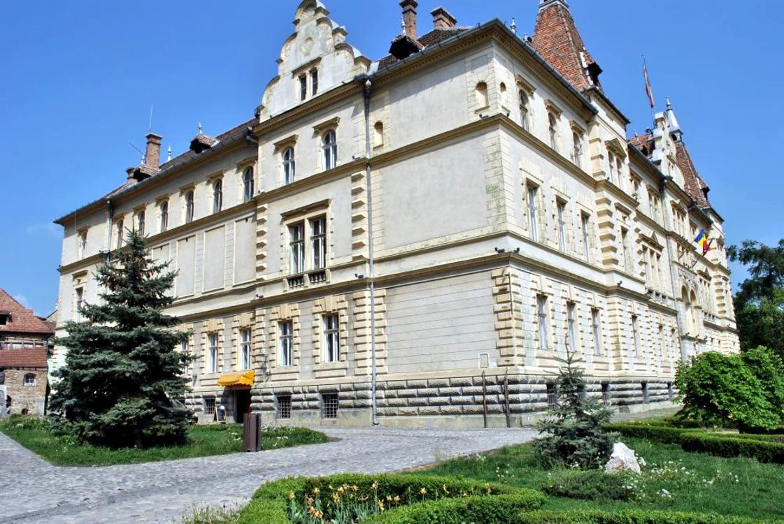 Palatul Comitatului este considerat unul din cele mai frumoase locuri din Judeţul Mureş. 
