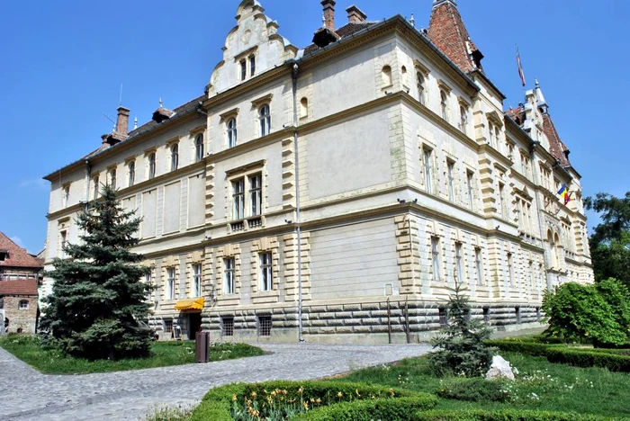 Palatul Comitatului este considerat unul din cele mai frumoase locuri din Judeţul Mureş.