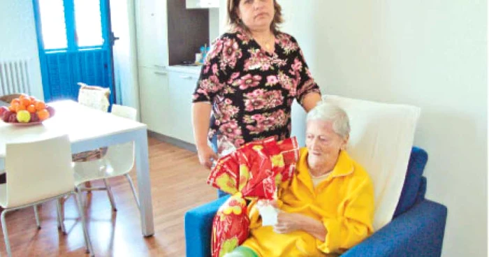 Vali Ciungu (stânga) va petrece Paştele împreună cu Maria, bătrâna de care are grijă  