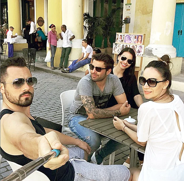 Proaspeţii însurăţei au  petrecut alături de  prietenii lor, portarul  Edi Stăncioiu şi soţia