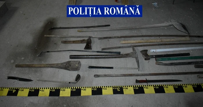 ”Arsenalul” de arme albe pe care poliţiştii l-au descoperit în casele celor două familii rivale FOTO IJP Ph