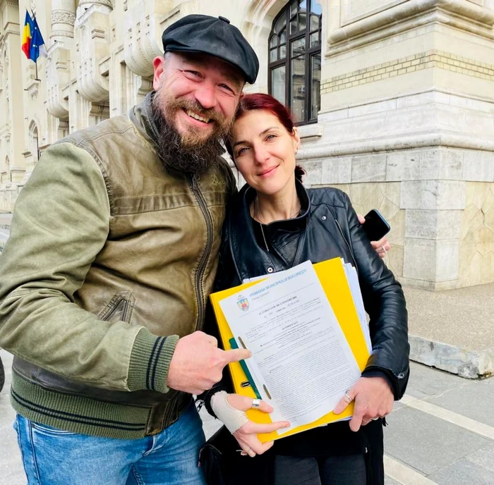 Chris Simion Mercurian şi autorizaţia de construcţie pentru primul teatru privat din Bucureşti Foto Arhiva personală Facebook