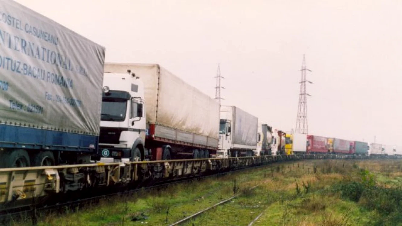 TIR-uri transportate cu trenul de marfă