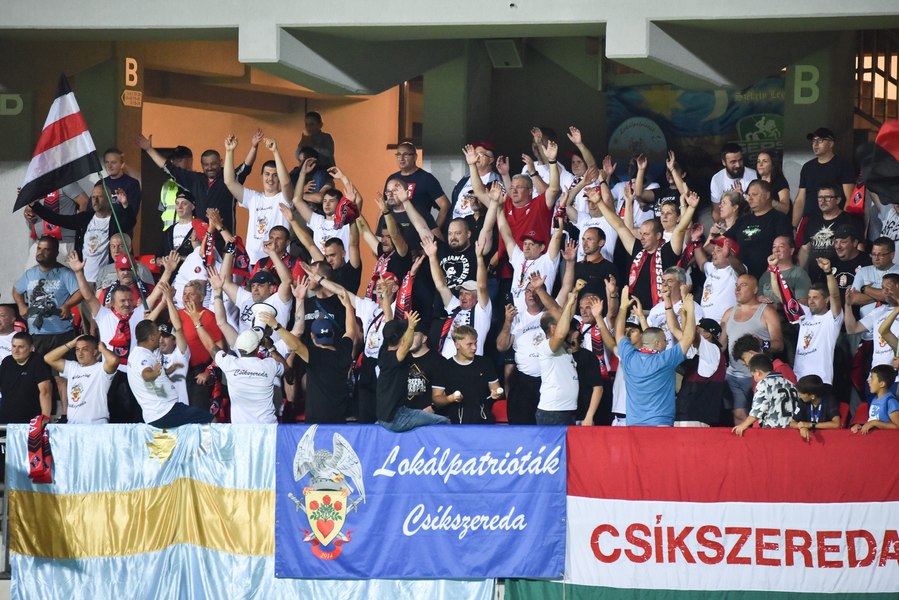 Ultimul meci al etapei, primul mare scandal. Fanii echipei Csikszereda au venit la stadion îmbrăcați în tricouri cu Ungaria Mare / La Miercurea Ciuc a picat nocturna