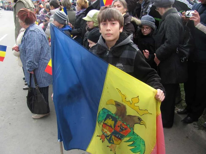 Alexandru Miron Dănilă a pictat pe un steag stema României Mari - Foto Ramona Găină