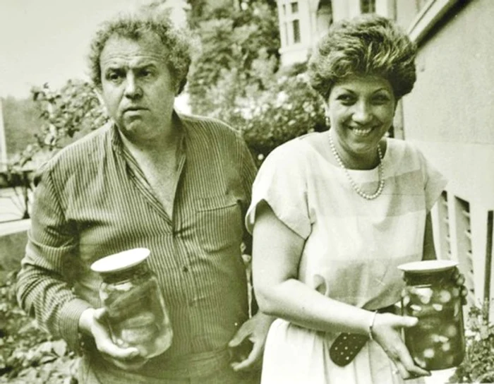 Îşi ajuta soţia,  pe Marilena,  la pus murături 