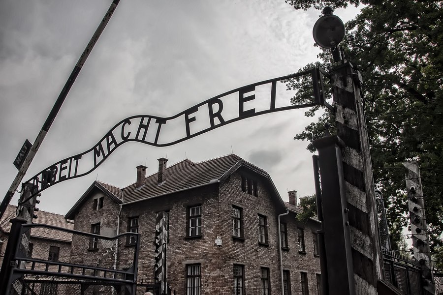 28 ianuarie, ziua în care a fost eliberat lagărul de concentrare Auschwitz-Birkenau. În 1886, se naște Martha Bibescu, una dintre primele femei-mason ale României