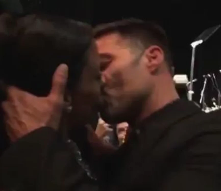 Un sărut cu Ricky Martin a costat 90.000 de dolariFoto: captură video