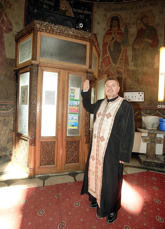 
    Părintele Valentin Fotescu ne arată camera din pronaosFoto: Roberto Sălceanu  