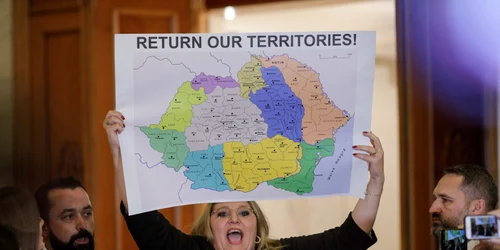 Diana Sosoaca in Parlament cu o harta  Foto Inquam Photos  George Calin (4) jpg