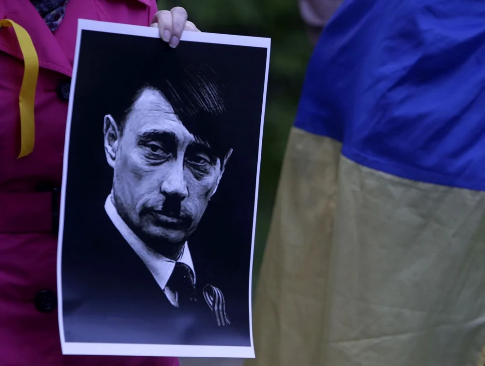 Liderul de la Kremlin, Vladimir Putin, asemuit dictatorului nazist Adolf Hitler, în cadrul unui protest faţă de acţiunile Rusiei, desfăşurat în faţa ambasadei ruse de la Praga FOTO Reuters
