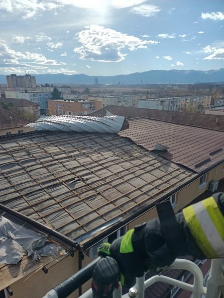 Bloc rămas fără acoperiş şi copaci doborâţi de vântul puternic în municipiul Făgăraş