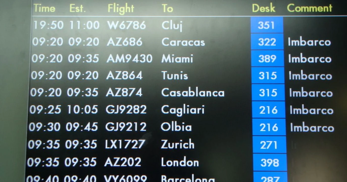 Românii blocaţi pe aeroportul Fiumicino au plecat spre Cluj cu 24 de ore întârziere