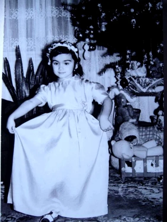 Adriana Bahmuţeanu, o fetiţă frumoasă. (Foto: Arhiva personală)