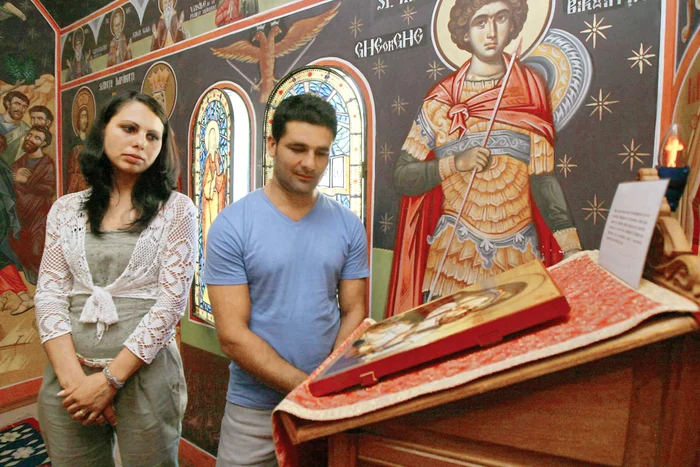 Mariana şi Ionuţ s-au rugat în capelă înainte să plece spre RomaFoto: Dorin Constanda