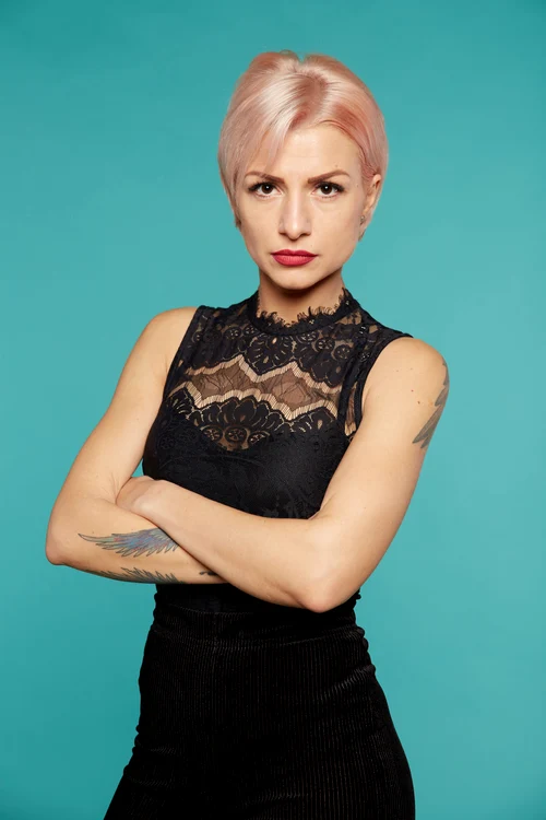 Lola (Lilia Crudu) 