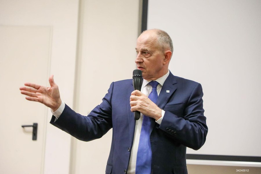 Scandalul Tal Hanan ia amploare. Premierul Ciolacu confirmă existența unor ferme de troli în sprijinul lui Mircea Geoană