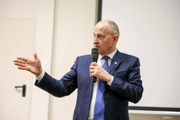 Mircea Geoană răspunde cum a ajuns diplomat în Ministerul de Externe. „Nu  tata m-a ajutat” | adevarul.ro