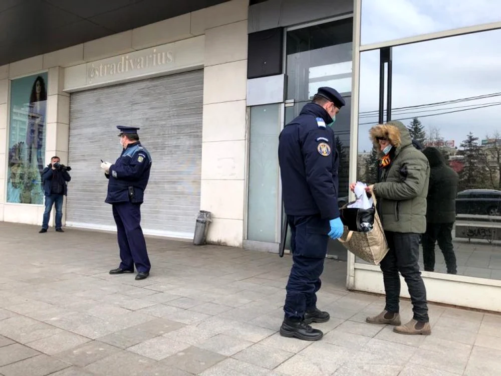Jandarmii și polițiștii verifică dacă oamenii care ies pe stradă au adeverințele la ei