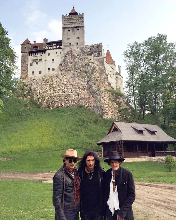 Johnny Depp, Alice Cooper şi Joe Perry s-au fotografiat în faţa Castelului Bran, apoi au pus poza pe internet